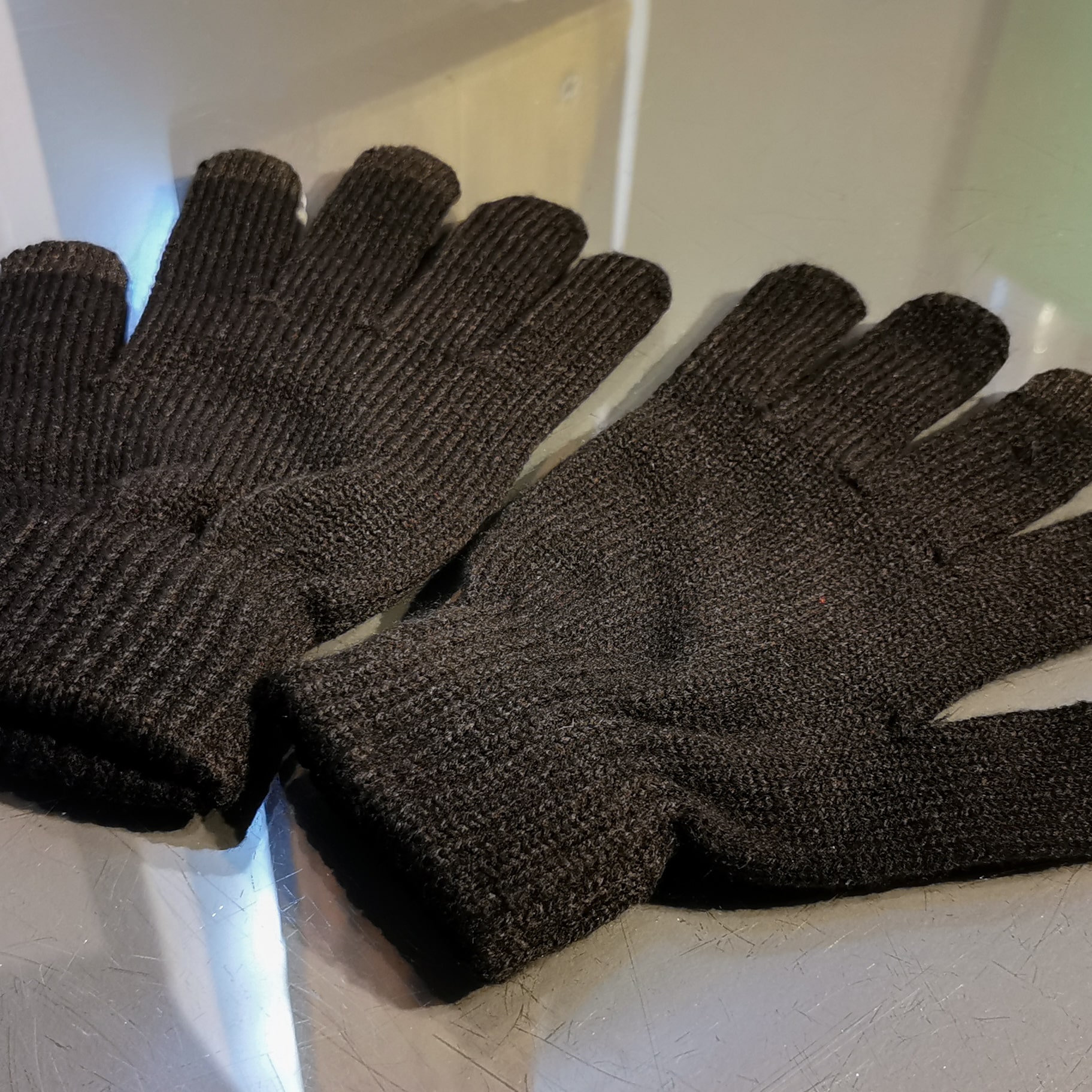 Touchscreen-friendly gloves Black